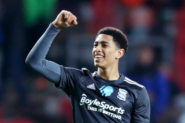 皇马队史第五次西甲主场有两人被罚下，上一次是20年前（皇马时隔20年再现西甲主场两人被罚下，队史第5次）