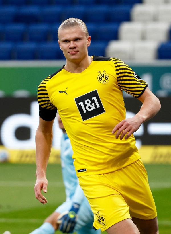 英超半场：罗杰斯世界波破门，维拉暂1-1曼联（英超半场战报：罗杰斯轰世界波，阿斯顿维拉暂与曼联1-1）