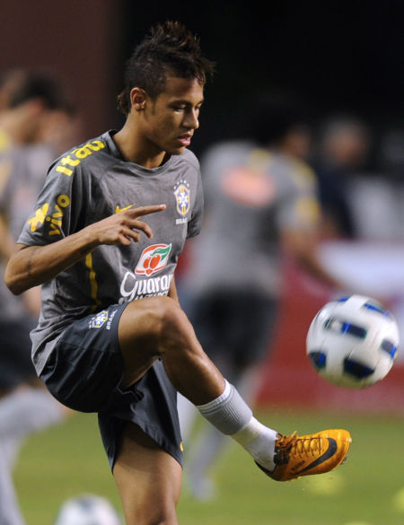 米兰总监：米兰德比的胜利有利建队，魔笛是老将但场上最有活力（米兰高层：同城德比告捷利于建队，魔笛虽为老将仍是场上最有活力）