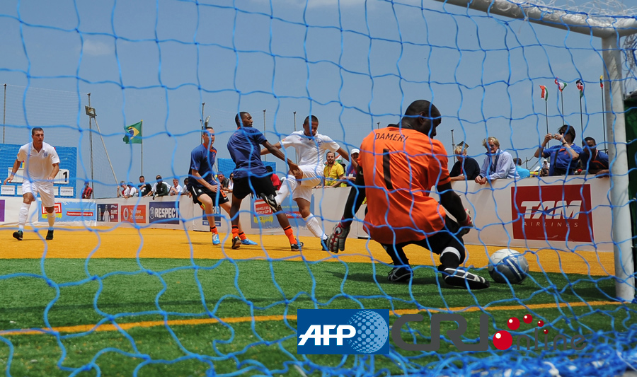 中场球员的职责是什么？