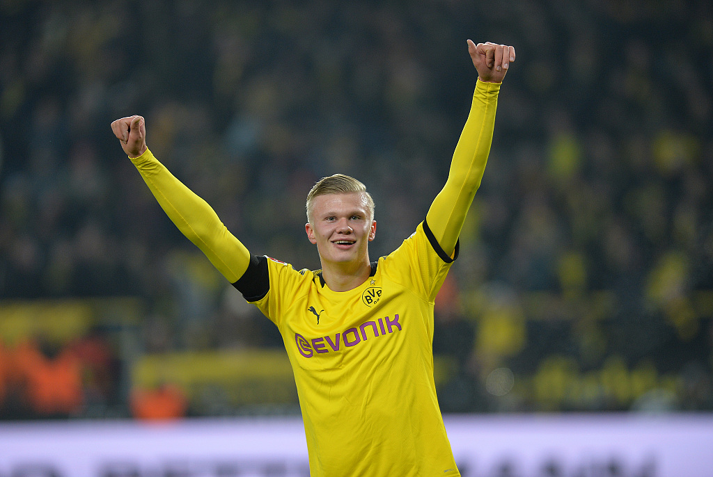 足球中超队长带伤上阵，拼劲获赞（中超队长带伤出战，拼搏精神获好评）